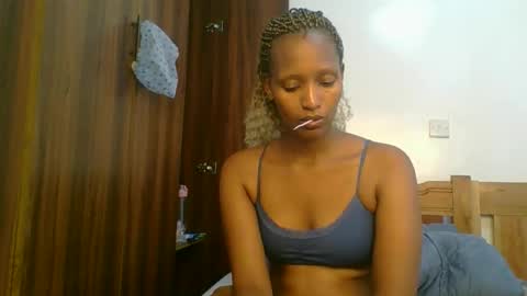 Snapshot of sweet_melod chatting on 03/26/26, 02:33 Linda online show from 03/26/26, 02:33