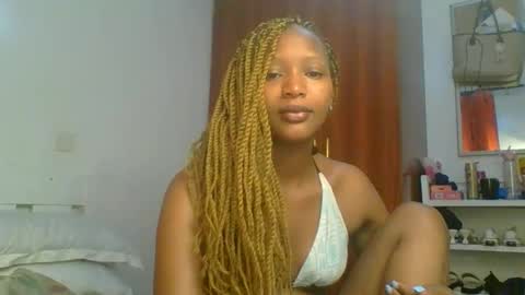 Snapshot of sweet_melod chatting on 05/01/26, 02:27 Linda online show from 05/01/26, 02:27