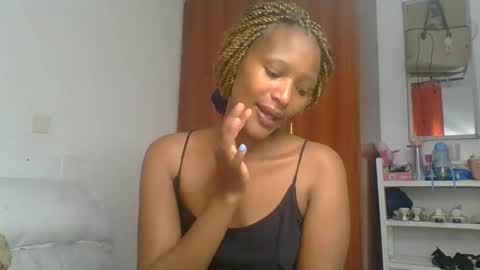 Snapshot of sweet_melod chatting on 05/05/26, 02:30 Linda online show from 05/05/26, 02:30
