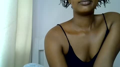 Snapshot of sweet_melod chatting on 06/25/26, 06:29 Linda online show from 06/25/26, 06:29