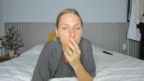 Snapshot of sweet_miss381 chatting on 12/23/25, 10:02 Sofi online show from 12/23/25, 10:02