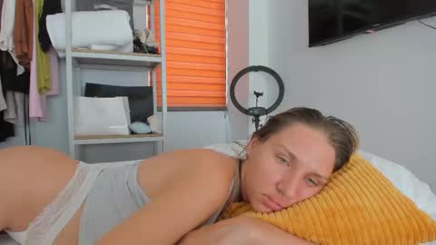 Snapshot of sweet_miss381 chatting on 03/28/26, 04:56 Sofi online show from 03/28/26, 04:56