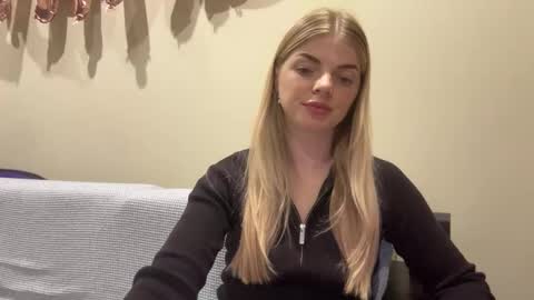 Snapshot of sweet_sinn_ chatting on 09/16/25, 08:21 Mira online show from 09/16/25, 08:21