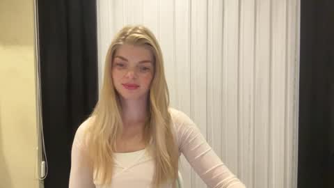 Snapshot of sweet_sinn_ chatting on 09/18/25, 08:33 Mira online show from 09/18/25, 08:33