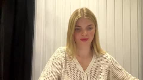 Snapshot of sweet_sinn_ chatting on 09/24/25, 08:34 Mira online show from 09/24/25, 08:34