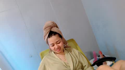 Snapshot of sweet_sirenxx chatting on 01/28/25, 07:43 Leah online show from 01/28/25, 07:43