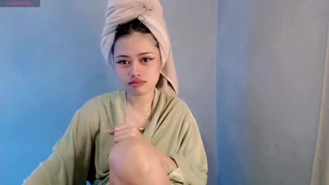 Snapshot of sweet_sirenxx chatting on 02/13/25, 05:26 Leah online show from 02/13/25, 05:26