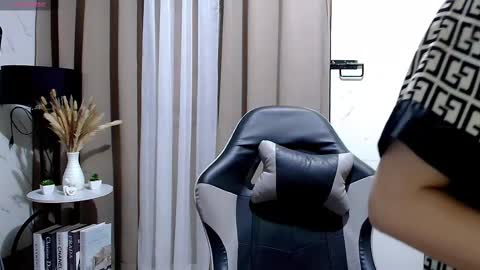 Snapshot of sweet_sirenxx chatting on 10/23/25, 10:47 Leah online show from 10/23/25, 10:47