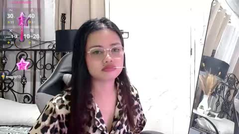 Snapshot of sweet_sirenxx chatting on 10/28/25, 01:09 Leah online show from 10/28/25, 01:09