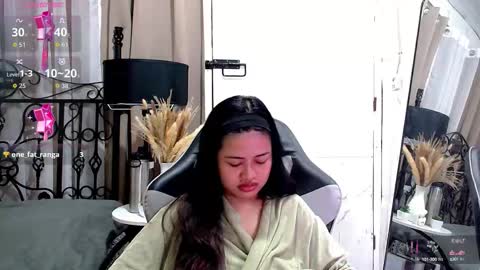 Snapshot of sweet_sirenxx chatting on 10/28/25, 11:29 Leah online show from 10/28/25, 11:29