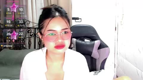 Snapshot of sweet_sirenxx chatting on 12/19/25, 11:28 Leah online show from 12/19/25, 11:28