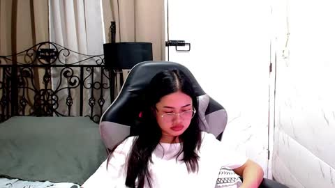 Snapshot of sweet_sirenxx chatting on 12/20/25, 08:21 Leah online show from 12/20/25, 08:21