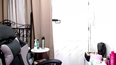 Snapshot of sweet_sirenxx chatting on 01/14/26, 12:49 Leah online show from 01/14/26, 12:49