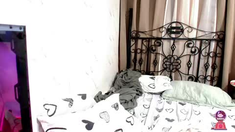 Snapshot of sweet_sirenxx chatting on 02/28/26, 01:39 Leah online show from 02/28/26, 01:39