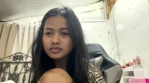 Snapshot of sweet_sirenxx chatting on 04/29/26, 02:10 Leah online show from 04/29/26, 02:10