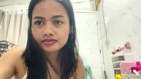 Snapshot of sweet_sirenxx chatting on 05/01/26, 12:43 Leah online show from 05/01/26, 12:43