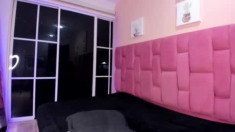 Snapshot of sweet_stacie chatting on 12/19/25, 01:01 sweet_stacie online show from 12/19/25, 01:01