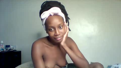 Snapshot of sweet_xtin12 chatting on 10/26/25, 06:36 Sexy petite online show from 10/26/25, 06:36