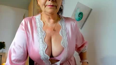 Snapshot of sweetangell69_ chatting on 04/26/26, 02:09 Viorica online show from 04/26/26, 02:09
