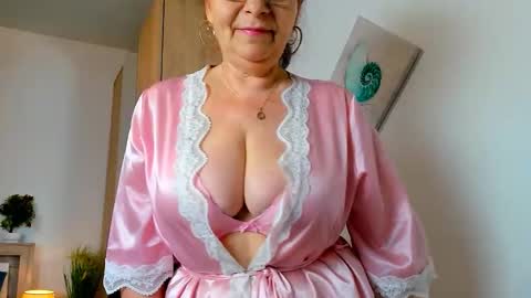 Snapshot of sweetangell69_ chatting on 04/28/26, 02:27 Viorica online show from 04/28/26, 02:27