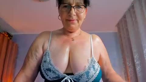 Snapshot of sweetangell69_ chatting on 06/19/26, 03:11 Viorica online show from 06/19/26, 03:11
