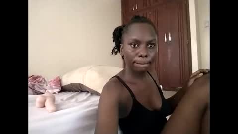 Snapshot of sweetbee018 chatting on 02/05/26, 09:25 Lunargirl online show from 02/05/26, 09:25