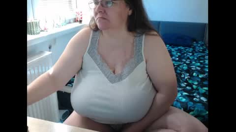 Sweetboobs85h online show from 05/01/26, 08:41