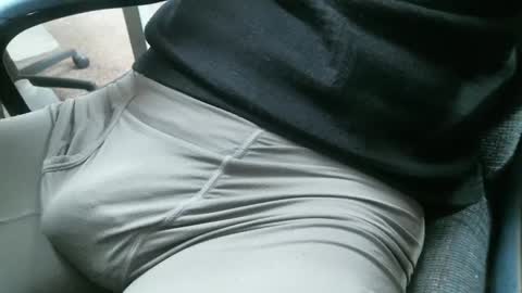 Snapshot of sweetdong chatting on 01/31/25, 01:23 Stick around its a grower online show from 01/31/25, 01:23