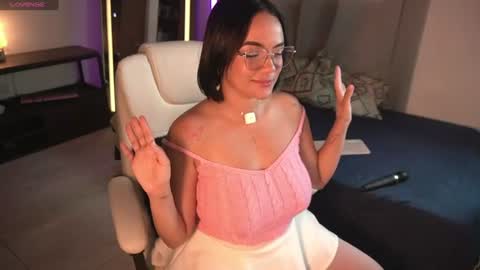 Snapshot of sweetfreckles_ chatting on 07/09/26, 07:18 PECAS 3 online show from 07/09/26, 07:18