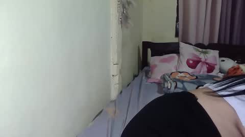 Snapshot of sweetgal_mica chatting on 05/22/26, 01:06 sweetgal_mica online show from 05/22/26, 01:06