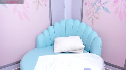 Snapshot of sweetgirl4u_ chatting on 02/05/25, 06:15 MIA online show from 02/05/25, 06:15