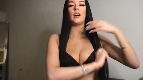 Gracie  online show from 11/18/25, 03:23