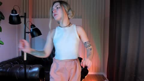 Kira online show from 01/16/25, 10:44