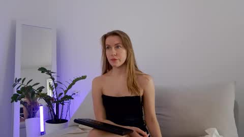 Snapshot of sweetkira1 chatting on 03/15/26, 08:42 SweetKira1 online show from 03/15/26, 08:42