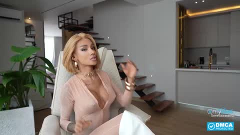 Snapshot of sweetlaurasaenz chatting on 10/19/25, 03:45 Laura Saenz Geminis online show from 10/19/25, 03:45