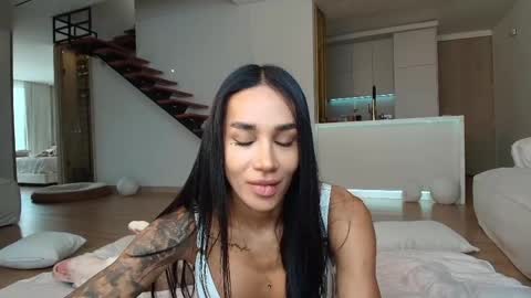 Snapshot of sweetlaurasaenz chatting on 05/17/26, 03:30 Laura Saenz Geminis online show from 05/17/26, 03:30