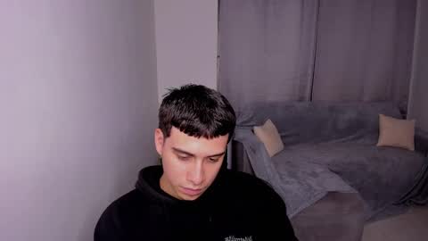 Snapshot of sweetlian_04 chatting on 02/24/25, 05:00 Lian online show from 02/24/25, 05:00