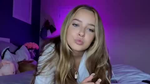 Snapshot of sweetlikedolly chatting on 02/16/26, 07:04 Dolly online show from 02/16/26, 07:04