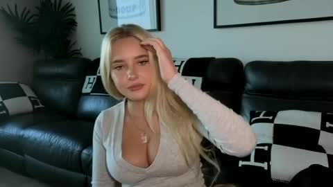 Snapshot of sweetlikedolly chatting on 06/23/26, 06:33 Dolly online show from 06/23/26, 06:33