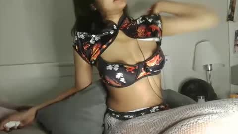 Snapshot of sweetlilyinthewild chatting on 11/30/25, 01:15 Lily online show from 11/30/25, 01:15