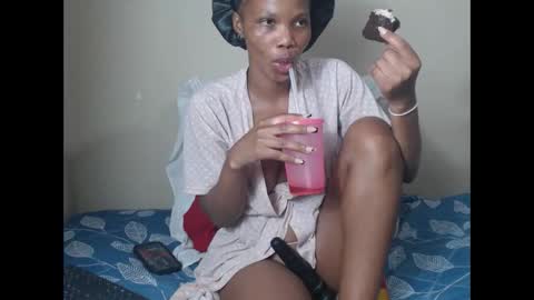 sweetlipss_ online show from 12/05/25, 07:10