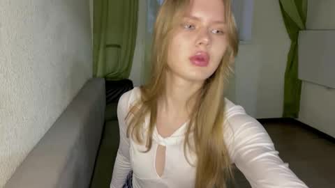 Snapshot of sweetlolly33 chatting on 11/10/25, 04:55 Lola online show from 11/10/25, 04:55