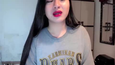 Snapshot of sweetlovepinay04 chatting on 01/01/25, 05:33 Zoe online show from 01/01/25, 05:33