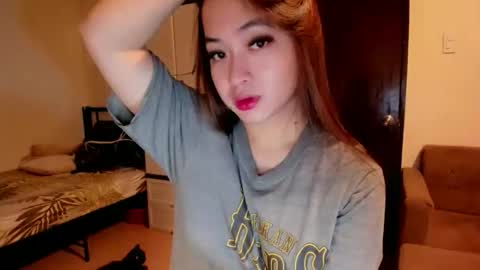 Snapshot of sweetlovepinay04 chatting on 10/22/25, 02:50 Zoe online show from 10/22/25, 02:50