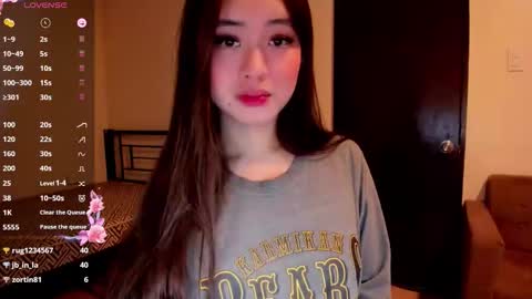 Snapshot of sweetlovepinay04 chatting on 11/11/25, 04:23 Zoe online show from 11/11/25, 04:23