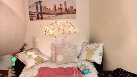 Snapshot of sweetmalory chatting on 12/15/25, 04:28 sweetmalory online show from 12/15/25, 04:28