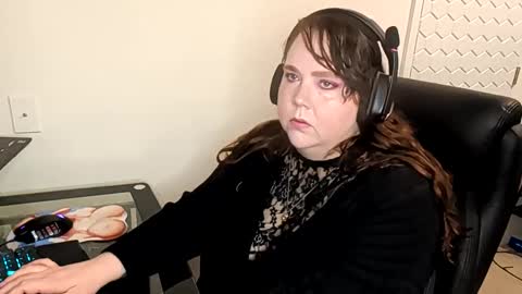 Snapshot of sweetsapphics chatting on 11/06/25, 10:27 ruby and scarlet online show from 11/06/25, 10:27