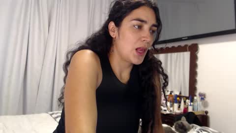 Snapshot of sweetsmile28 chatting on 02/14/26, 01:02 Dianis online show from 02/14/26, 01:02