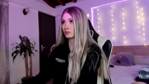 Cat independent model  online show from 12/31/24, 05:33