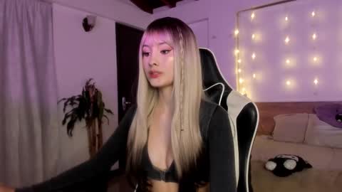 Cat independent model  online show from 02/20/25, 05:23